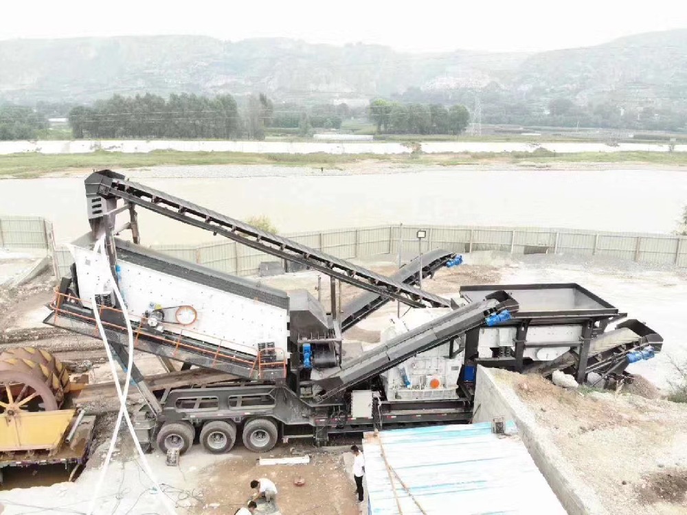 A Kazakhstani customer purchased a mobile crushing plant from Shanweng Machinery for its production site.