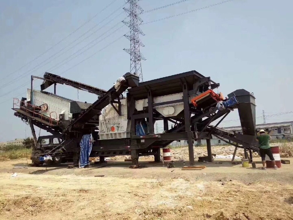 Turkish customer purchases mobile tire crushing plant from Shanweng Machinery.